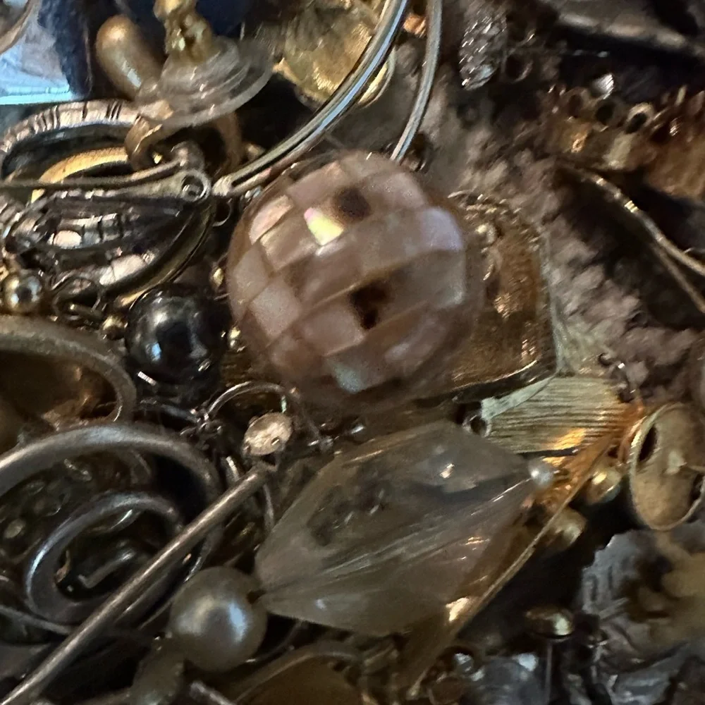 1/4 Pound Vintage 60’s to Present, Jewelry/Crafting Lot. - Picture 5 of 8